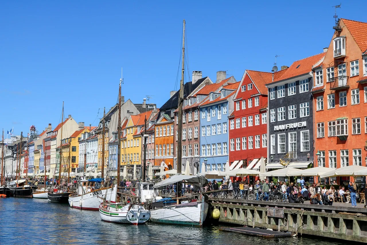 Vue colorée du quartier de Nyhavn à Copenhague